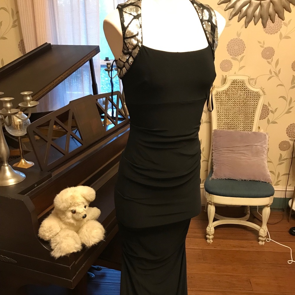 Cache size 0 polyester gown with sequins. Nice